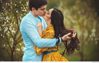 Man woman kissing tree flowers 2 - romantic free wallpaper for desktop