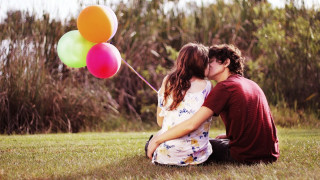 Couple kissing balloons field grass 3 - a couple kissing free wallpaper