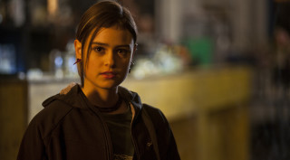 Woman dark room bar blurry - free dark wallpaper for desktop