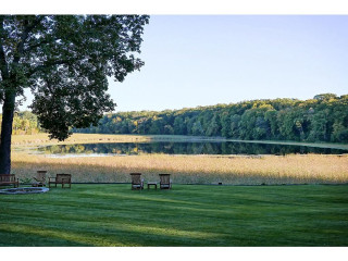 Grassy field benches lake trees - a grassy field free wallpaper