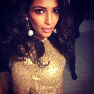 Woman gold dress ponytail earrings - private free wallpaper for tablet