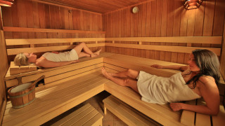 Women relaxing sauna bucket water - vray free wallpaper