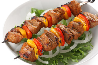 Meat vegetables skewers onions peppers - a white plate free wallpaper