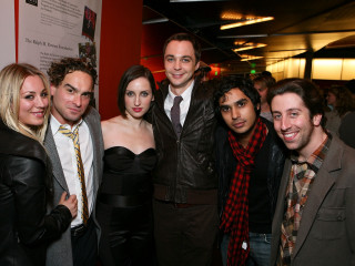 Group people room red wall - felixkelly free wallpaper