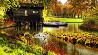Boat docked cabin water park - free ship wallpaper for desktop
