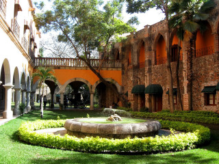 Courtyard fountain statue garden circular - a courtyard free wallpaper