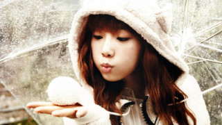 Woman white coat umbrella cookie - a white hat free wallpaper