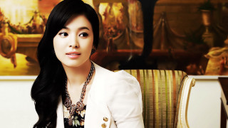 Woman sitting chair suit necklace - a suit free wallpaper for desktop