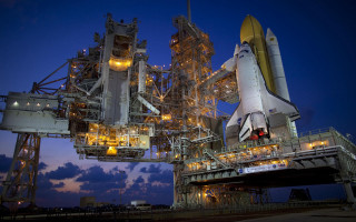 Space shuttle transport night crane - a space shuttle free wallpaper
