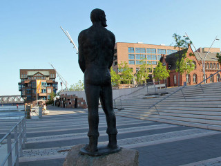 Statue man rock building steps - step free wallpaper for desktop