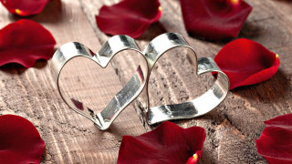 Hearts wooden table rose petals - jewelry free wallpaper