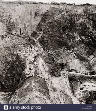 Mountain road buildings black white - free landscape wallpaper for tablet