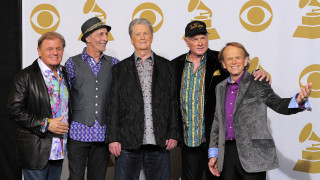 Men red carpet gold silver - free seasons wallpaper