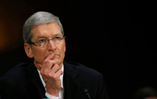 Tim cook sitting table hands - his chin free wallpaper