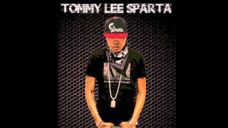 Man hat scarf black background - a chain free wallpaper