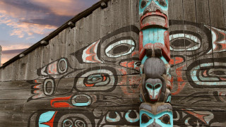 Totem painted building sky background - incredible art free wallpaper