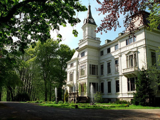 Large white building steeple clock - front view free wallpaper