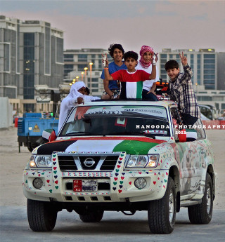 People truck desert flag group - free cars wallpaper for tablet