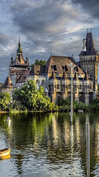 Boat castle towers water cloudy - a cloudy sky free wallpaper for mobile