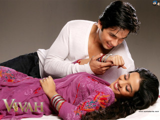 Man woman smiling bed together - each others eye free wallpaper