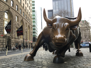 Bull statue city street tokyo - deep free wallpaper