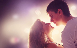 Romantic kiss bokeh backlighting fullmoon - a bright background free wallpaper