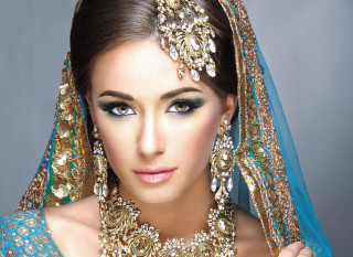 Woman blue veil gold necklace - jewelry free wallpaper