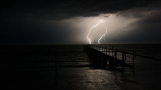 Lightning bolt ocean pier night - dramatic lightning free wallpaper