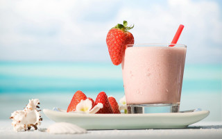 Milkshake strawberries sea shells plate - a plate next free wallpaper
