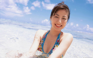 Woman blue bikini sitting water - a blue bikini free wallpaper