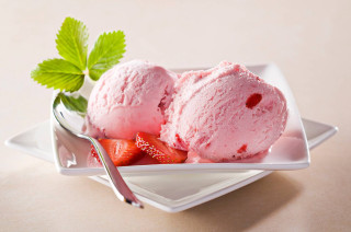 Two scoops icecream strawberries plate - strawberry free wallpaper