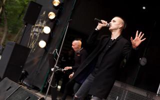 Man standing stage microphone singing - artur grottger free wallpaper