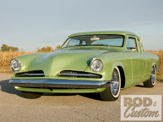 Green classic car parking lot - clean line free wallpaper