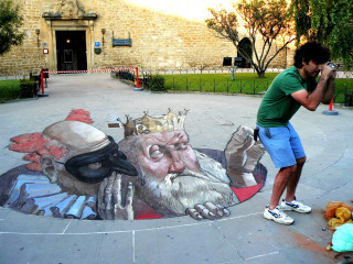 Man taking picture street art - incredible art free wallpaper