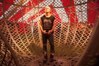 Man standing room net red - kinetic free wallpaper