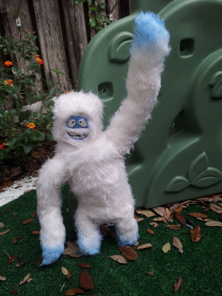 White stuffed animal blue eyes - plastic free wallpaper