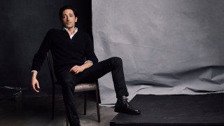 Man sitting portrait black clothing - a gray backdrop free wallpaper