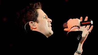 Man microphone ring finger hand - art brut free wallpaper