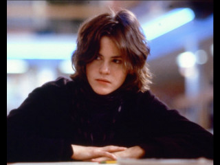 Woman sitting table arms crossed - neo free wallpaper