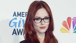 Woman glasses redcarpet whitebackground logo - a red carpet free wallpaper