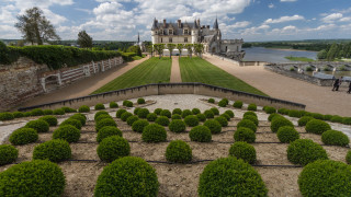 Large castle garden walkway front - a large castle free wallpaper
