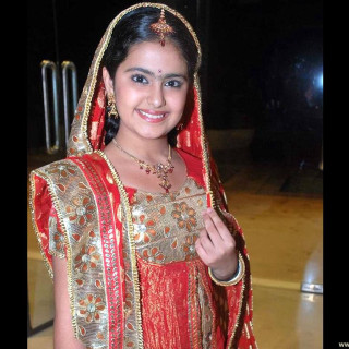 Woman red gold shawl smile - free technology wallpaper for tablet