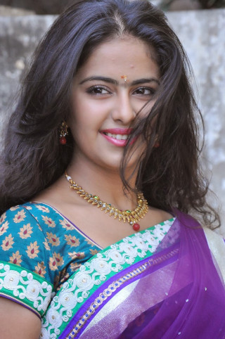 Woman sari smiling camera long - the wind free wallpaper for mobile