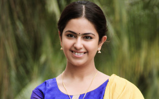 Woman yellow blue shirt smile - movie still frame free wallpaper for desktop