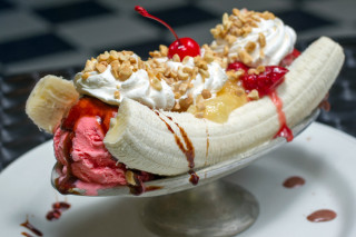 Banana split ice cream fruit 2 - tablecloth free wallpaper
