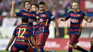 Men soccer field crowd watching 2 - a crowd of people watching free wallpaper