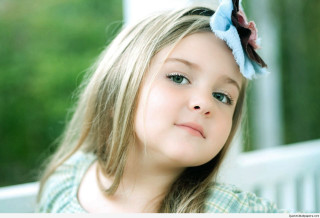 Young girl flower hair green - a white fence free wallpaper