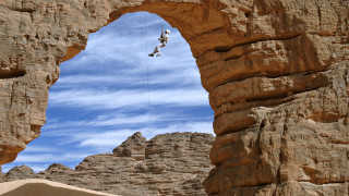 Man rapping rock formation rope - a rope free wallpaper