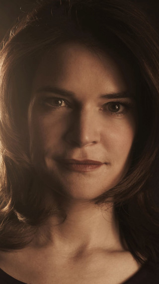 Serious woman expression shoulders focused - vanita free wallpaper for mobile