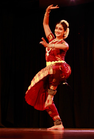 Woman red gold outfit dancing - a stage free wallpaper for mobile